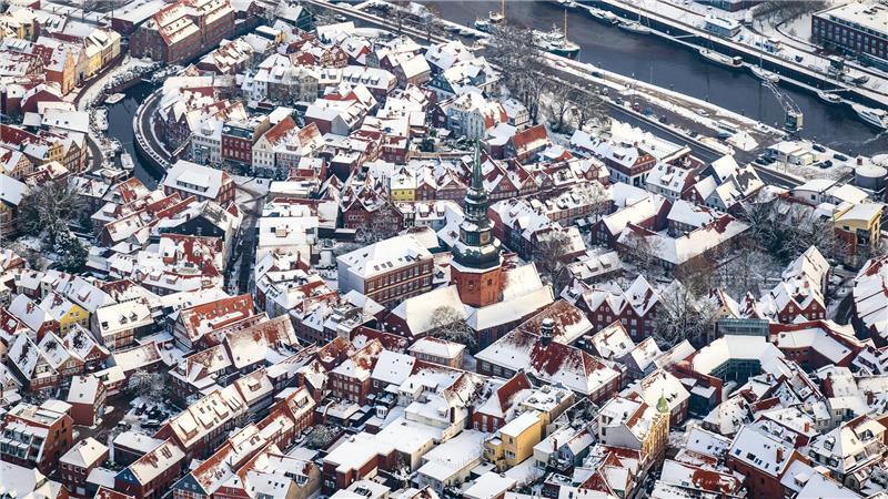 Die Stader Altstadt im Schnee von oben.