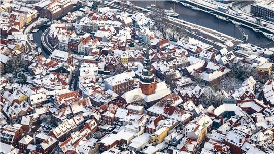 Die Stader Altstadt im Schnee von oben.