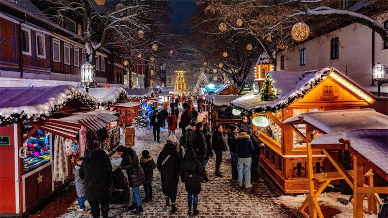 Die Stader Altstadt verwandelt sich mit weihnachtlichen Hütten und festlicher Dekoration in ein Adventswunderland.