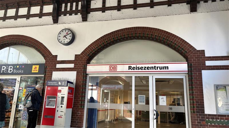 Die Stader Bahnhofshalle ist im Grunde ganz schön. Hier gibt es ein Reisezentrum, einen Kiosk und eine Bäckerei.