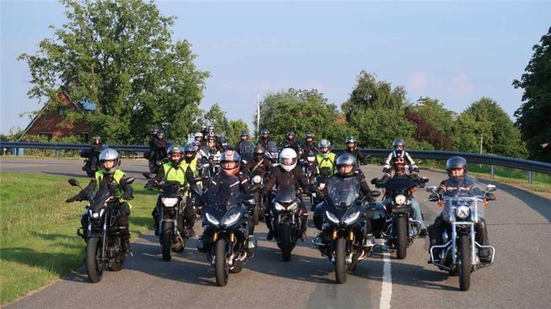 Stader Landfrauen: Biker-Bienen im Fernsehen mit Profi-Koch Tim Mälzer Die Stader Biker-Bienen war nach eigener Aussage die erste Gruppe motorradfahrender Landfrauen in Deutschland.