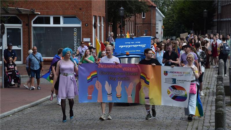 Die Stader CSD-Parade 2024: Organisator Amadeus Schwone (Zweiter von rechts) gehört zu den Bannerträgern.