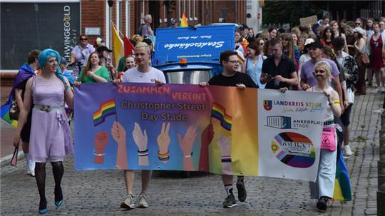 Die Stader CSD-Parade startet auf dem Platz am Sande: Dragqueen Scarlet Splash (links) und Organisator Amadeus Schwone (Zweiter von rechts) führen den Umzug an.
