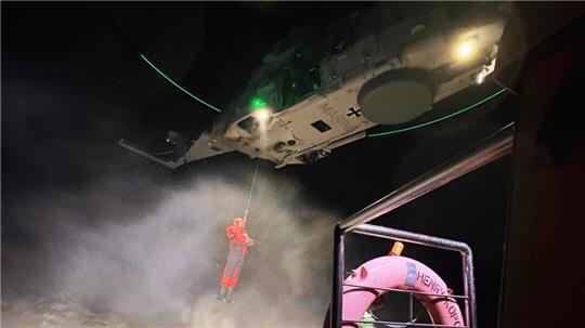 Die Stader Feuerwehr hat zusammen mit den Nordholzer Marinefliegern auf der Elbe trainiert.