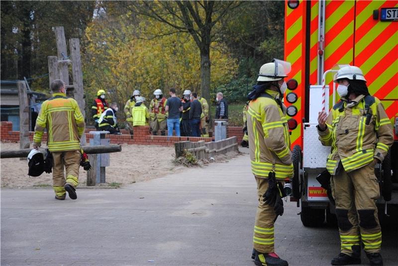 Die Stader Feuerwehr rückte mit einem Zug aus, dazu wurden Stader acht Rettungswagen und zwei Notärzte angefordert. Foto: Stief