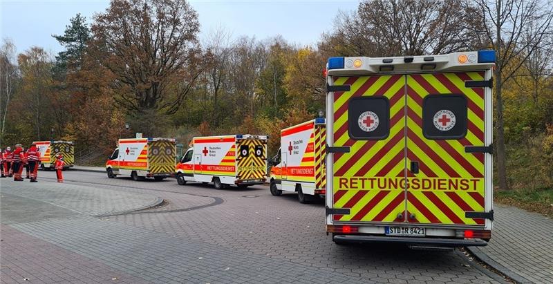 Die Stader Feuerwehr rückte mit einem Zug aus, dazu wurden Stader acht Rettungswagen und zwei Notärzte angefordert. Foto: Polizei