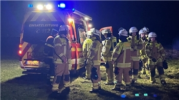 Die Stader Feuerwehr sucht groß angelegt nach dem Flugobjekt.