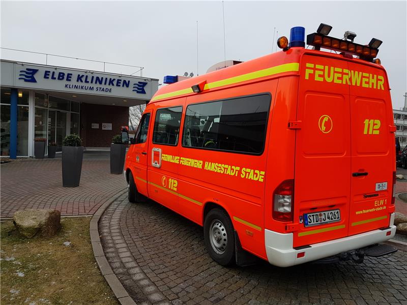Die Stader Feuerwehr war am Montagmorgen im Elbe Klinikum am Schwarzen Berg im Einsatz. Foto: Beneke
