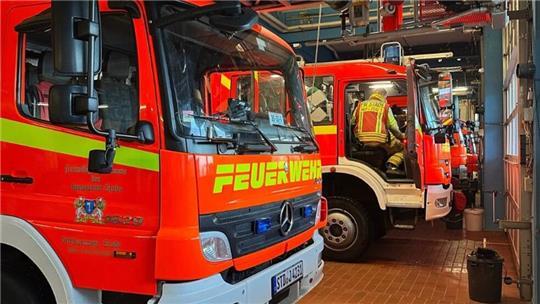 Die Stader Feuerwehren rückten am Dienstagmorgen zu einem möglichen Wohnungsbrand aus.