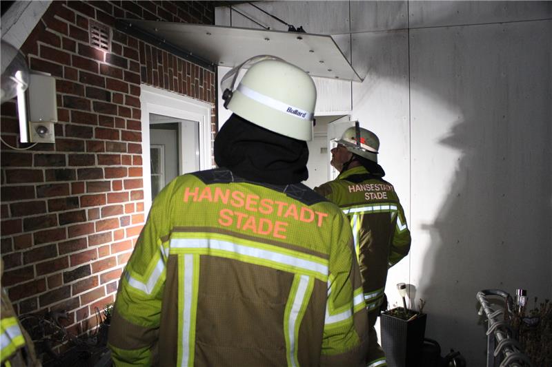 Die Stader Feuerwehrleute vor der Brandwohnung. Fotos: Feuerwehr Stade