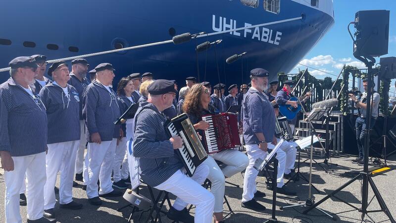 Das modernste Schwergutschiff der Welt: UHL Fable in Hamburg getauft Die Stader Hafensänger singen nach der Schiffstaufe.