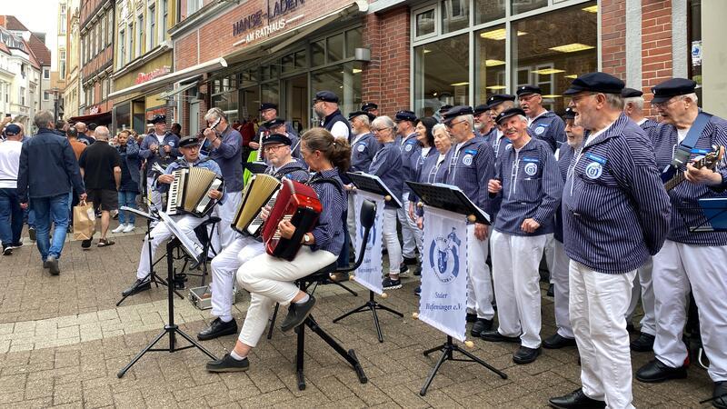 Die Stader Hafensänger sorgen in der Hökerstraße vor dem historischen Rathaus für Stimmung