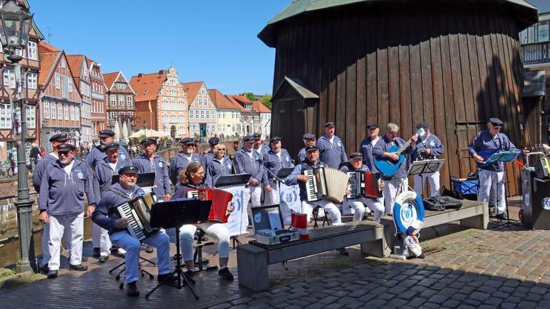 Die Stader Hafensänger treten öffentlich auf: in Stade und in Danzig Die Stader Hafensänger treten öffentlich auf - wie hier auf dem Fischmarkt am Kran.