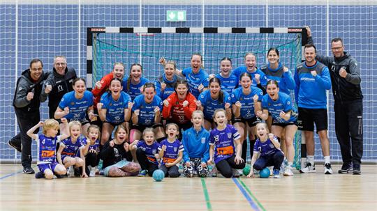 Die Stader Handballerinnen feiern die Eroberung der Tabellenspitze.