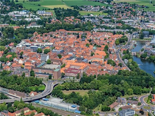 Die Stader Innenstadt, unten Bahnhof und Hansebrücke, rechts Holz- und Stadthafen. Luftfoto: Martin Elsen