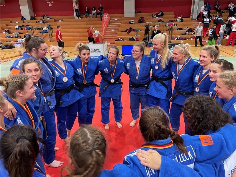Die Stader Judoka freuen sich im Mannschaftskreis über ihren Erfolg beim Ligaturnier mit fünf Mannschaftskämpfen. Foto: Verein