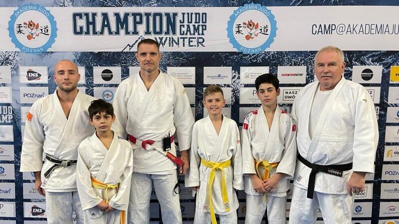 VfL-Judoka auf Tuchfühlung mit einem Olympiasieger Die Stader Judoka mit Mark Huiziga (Dritter von links), Olympiasieger von 2000.