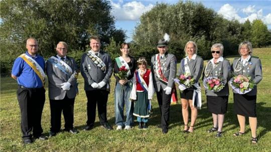 Die Stader Königsfamilie stellt sich nach der Proklamation zum obligatorischen Erinnerungsfoto auf.