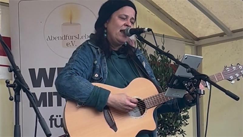 Die Stader Liedermacherin und Sängerin Inga Wehnert spielte eine berührende Version von Helene Fischers Lied „Luftballon“.