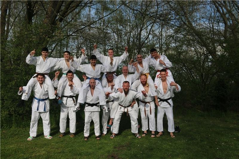 Stader Judo-Kämpfer machen es auf der Matte spannend Die Stader Männer belegen den dritten Platz. Foto: Verein