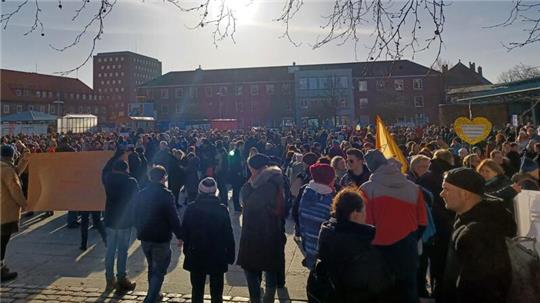 Die Stader Mahnwache startete um 11 Uhr auf dem Platz am Sande.