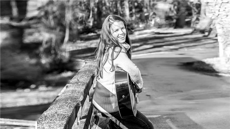 Die Stader Musikerin Sarah Mueller gibt am Freitag ein kostenloses Konzert am Stader Fischmarkt.