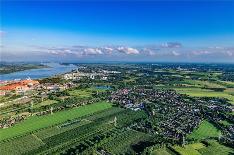 Die Stader Ortschaft Bützfleth in Südkehdingen: Links die Elbe und das Industriegebiet, mittig am rechten Bildrand ist das Freibad mit Sportzentrum zu sehen. Fotos: Martin Elsen / Strüning