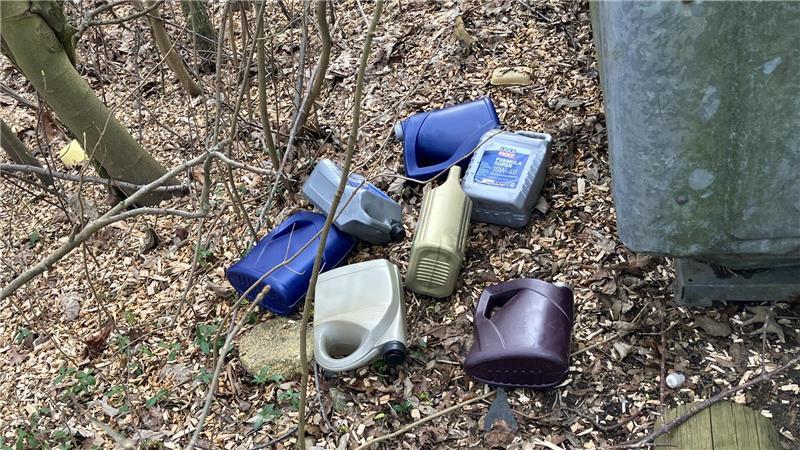 Die Stader Polizei fragt: Wer hat diesen Sondermüll verbotenerweise in der Samtgemeinde Apensen entsorgt.