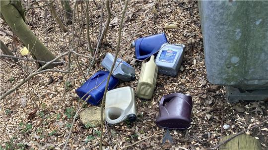 Die Stader Polizei fragt: Wer hat diesen Sondermüll verbotenerweise in der Samtgemeinde Apensen entsorgt.