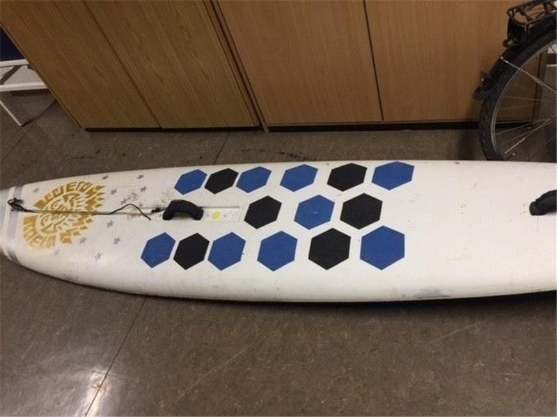 Die Stader Polizei ist auf der Suche nach dem Eigentümer dieses Surfbretts. Foto: Polizei