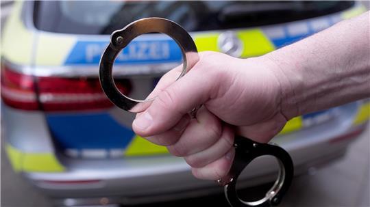 Die Stader Polizei konnte den aggressiven Mann nur mit Handfesseln transportieren. (Symbolbild)