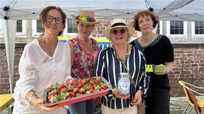 Altstadtfest Stade: So ging’s am Samstagabend in die heiße Phase Die Stader Soroptimistinnen Sonja Mäder, Karin Lange, Barbara Wilms und Wiebke Etzold (von links) verkaufen am Samstag 30 Kilo Erdbeeren für den guten Zweck. Sie sammeln für die Beratungsstelle gegen sexuellen Missbrauch.