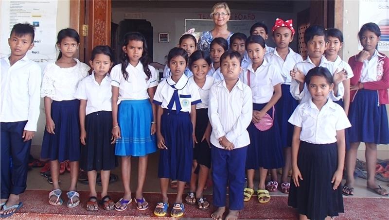 Die Stader Staatsanwältin Uta Hanfeld-Kellermann inmitten ihrer kambodschanischen Englisch-Schülerinnen und -Schüler. Fotos: privat