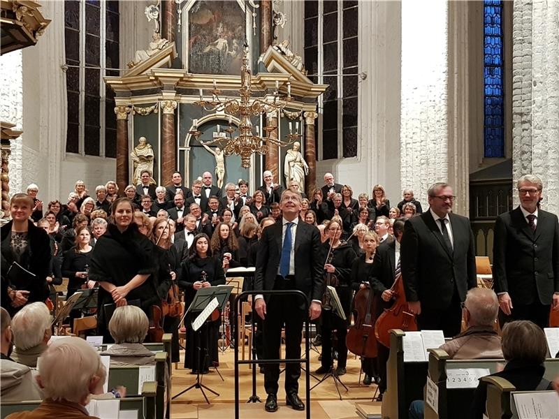 Die Stader Stadtkantorei mit Solisten und der Bremer Kammersinfonie sorgte für Begeisterung in der St.-Wilhadi-Kirche. Foto: Winter