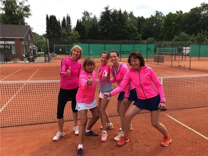 Die Stader Tennisspielerinnen feiern ihren souveränen Erfolg. Foto: Verein