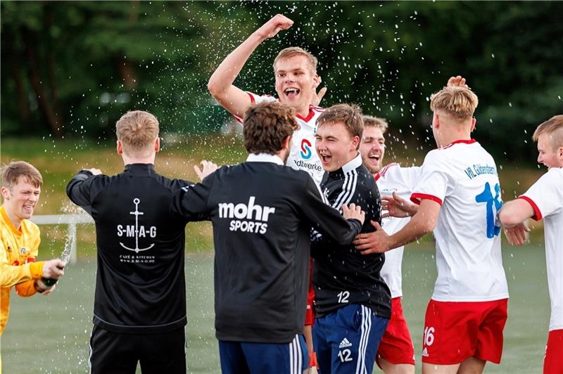 Die Stader U 19 feiert die Meisterschaft in der Landesliga. Foto: Struwe