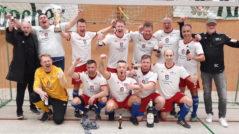 Landesmeister: VfL Güldenstern Stade verteidigt Titel in der Halle Die Stader Ü40 bejubelt die Titelverteidigung.