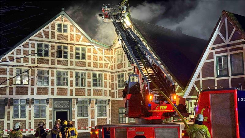 Die Stader bekämpfen das Feuer mit ihrer Drehleiter vom Fleet aus.