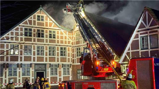 Die Stader bekämpfen das Feuer mit ihrer Drehleiter vom Fleet aus.