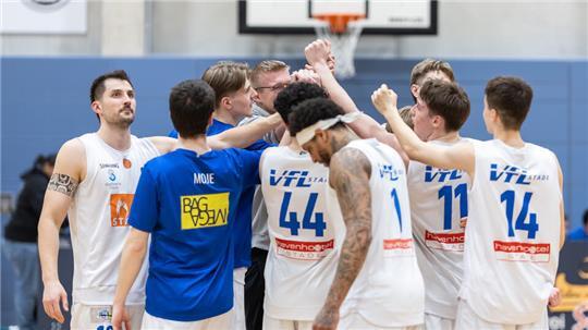 Die Stader feiern einen umkämpften Sieg.