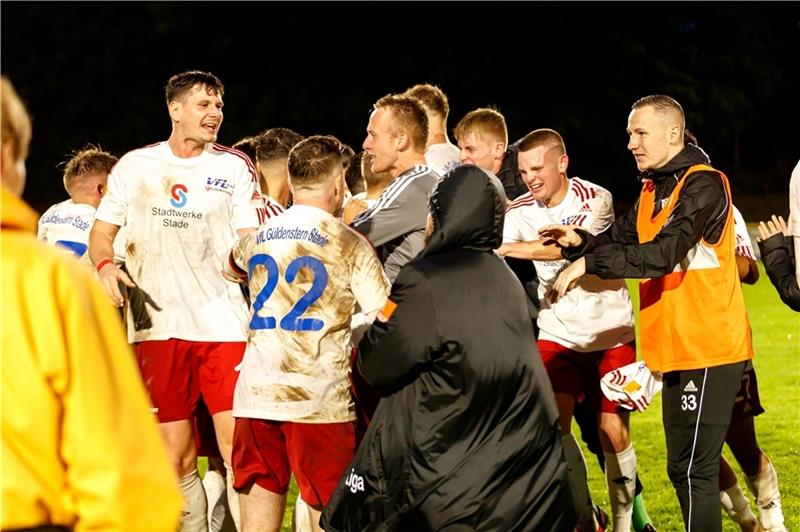 Drei Thesen zum Abstiegskampf in der Fußball-Landesliga Die Stader feiern hier ihren 6:0-Sieg gegen Hedendorf. Dieser Erfolg bildete einen Wendepunkt in der Hinrunde. Foto: Struwe