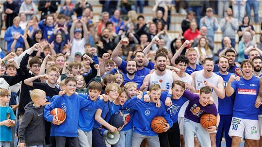 Die Stader feiern mit ihren Fans den Final-Einzug.