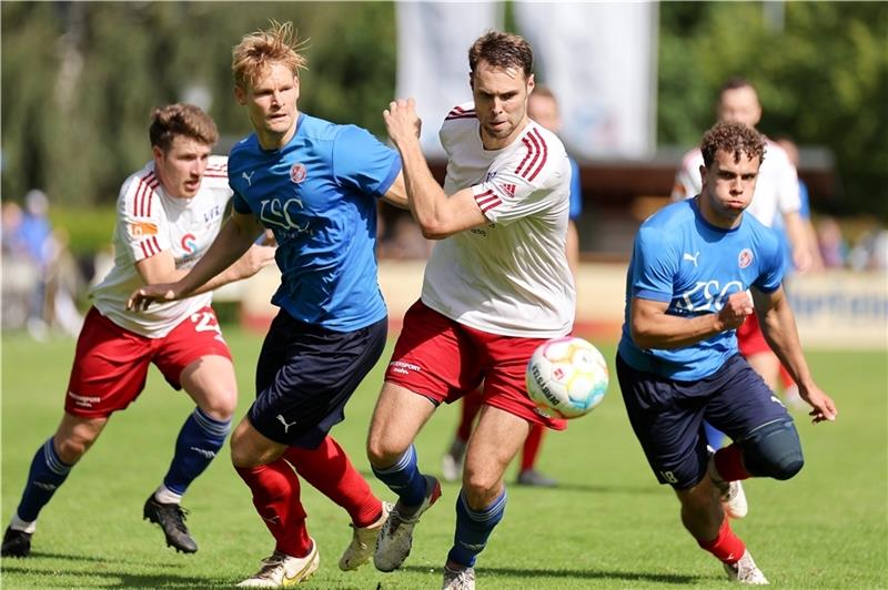 Stade besiegt A/O mit Glück und Haepp - Die Ergebnisse im Bezirkspokal Die Stader, hier mit Fabio Dammann (Mitte), haben ihre glückliche Führung über die Zeit verteidigt bekommen. Torhüter Timo Haepp parierte einmal gegen Luka Papke (rechts) und zweimal gegen Marc Holler (links) ganz stark. Foto: Struwe