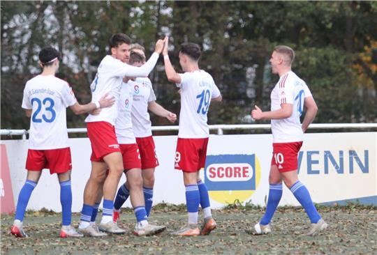 Die Stader konnten gleich fünf Tore feiern, hier bejubeln sie das Tor von Fynn Linzer (Zweiter von links).