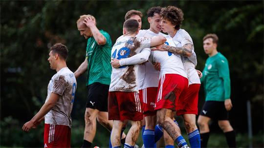 Die Stader mussten in Bützfleth Schwerstarbeit leisten, um den 1:0-Sieg feiern zu dürfen.