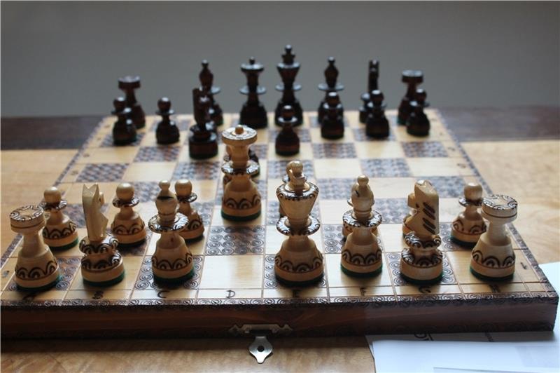 Die Stader nutzen eine Online-Plattform zum Schachspielen, sehnen aber das persönliche Training und die gemeinsamen Abende am „echten“ Schachbrett herbei. Foto: Bröhan