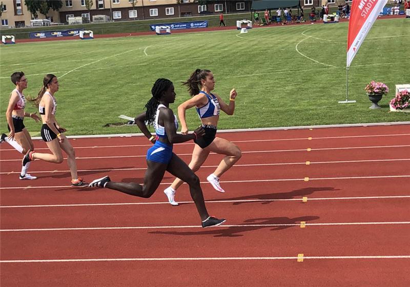 Der Titeltraum des VfL Stade platzt beim Speerwerfen Die Staderin Bernice Amofa (vorne), hier gegen Tara Aykit von der Neckarsulmer Sport-Union, sprintete die 100 Meter in 12,72 Sekunden. Foto: Verein
