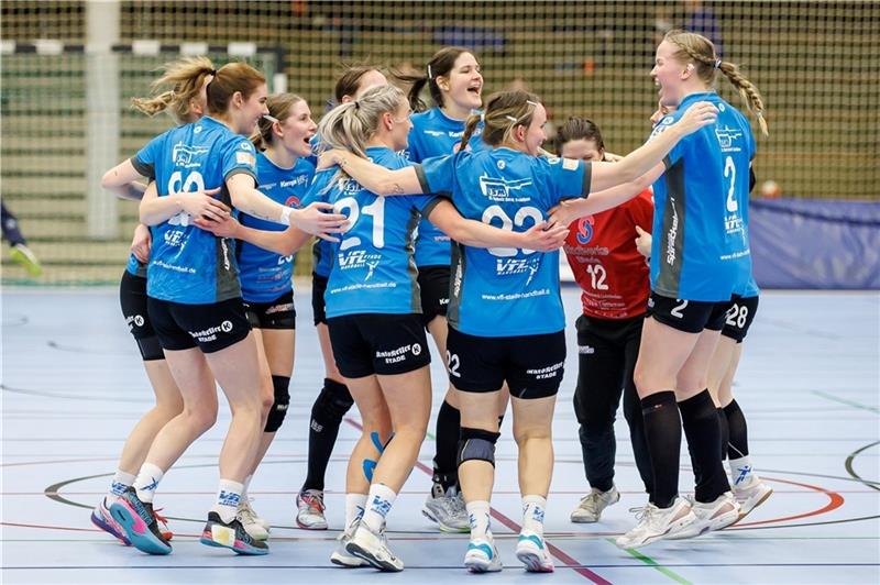 Stades Dritte Liga-Frauen feiern Sieg und ein Comeback Die Staderinnen feiern ihren Sieg. Foto: Struwe