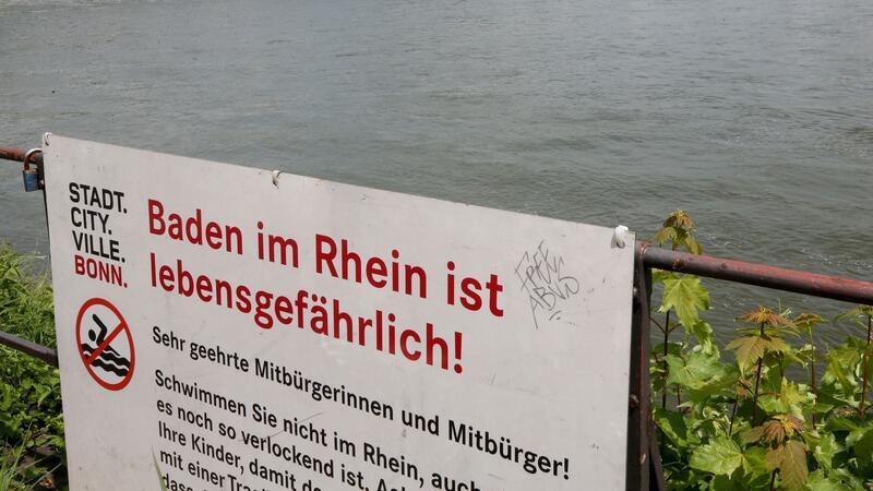 Mann wird nach Rettungsversuch im Rhein vermisst  Die Stadt Bonn warnt die Menschen vor den Gefahren beim Schwimmen im Rhein.