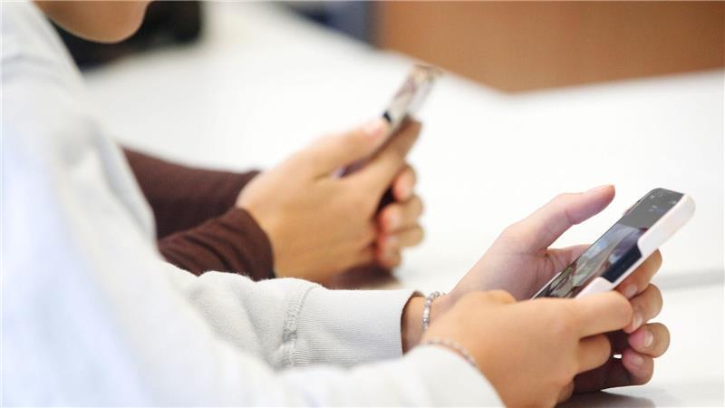Warum Bremerhaven beim Bremer Handy-Verbot an Schulen nicht mitspielt Die Stadt Bremen verbietet ab 1. Juni Handys in Schulen. Bremerhaven macht nicht mit.